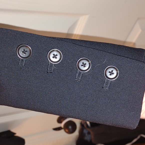 Moda International black one button cropped blazer size 4! - Picture 4 of 6